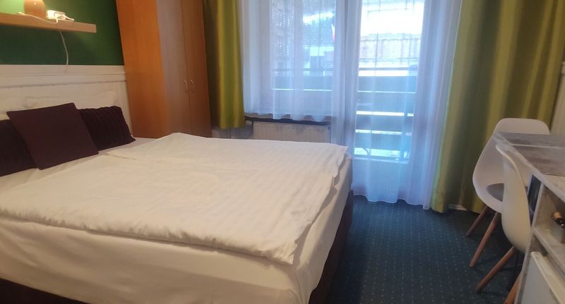 Pokoj s balkónem s koupelnou s manželskou postelí - Pokoje i Apartamenty Blisko Deptaka Karpacz, foto 5