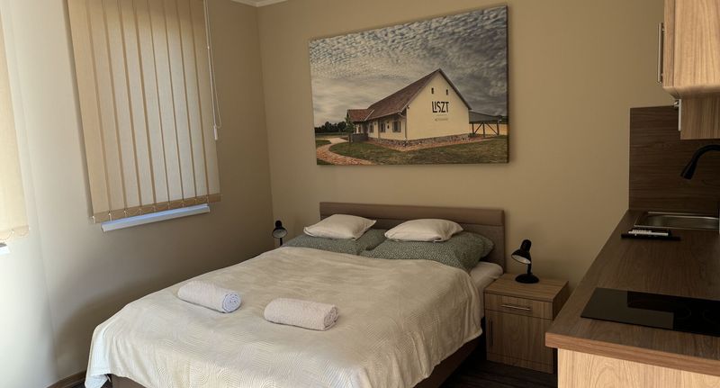 "A" Apartman (jako celek) bezbariérový s manželskou postelí - Nyéki Fészek Apartmanház Kápolnásnyék, foto 1