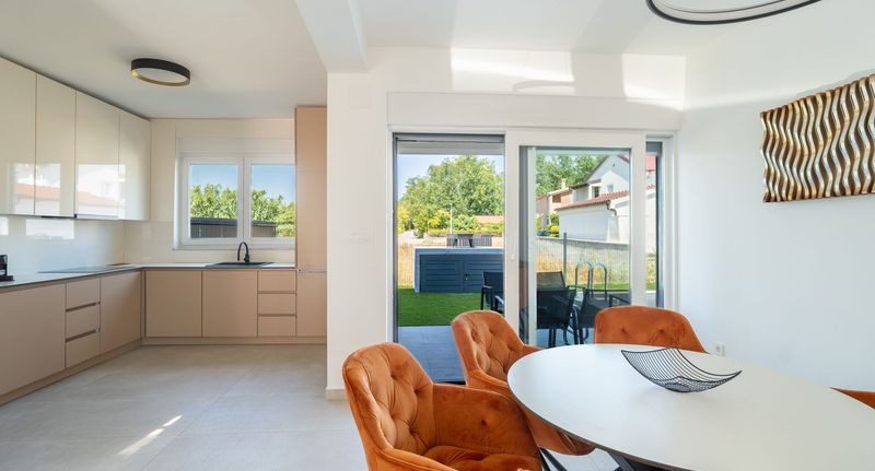 Family Apartman s terasou pro 6 os. se 3 ložnicemi (s možností přistýlky) - Nebo Luxus - Premium Vacation Home Wind Privlaka, foto 1