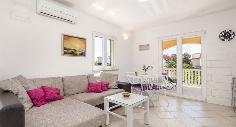 Apartman s klimatizací s terasou pro 5 os. se 2 ložnicemi A-24101-a - Apartments With Parking Space Povljana, Pag - 24101 Povljana, foto 1