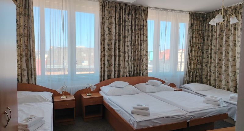 Economy Pokoj s koupelnou pro 4 os. - Hotel Legie Praha, foto 1
