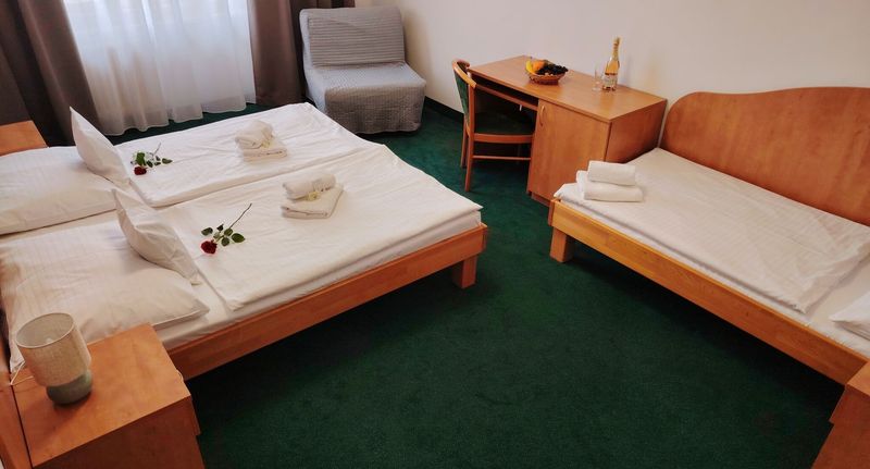 Komfort Pokoj s koupelnou pro 4 os. - Hotel Legie Praha, foto 1