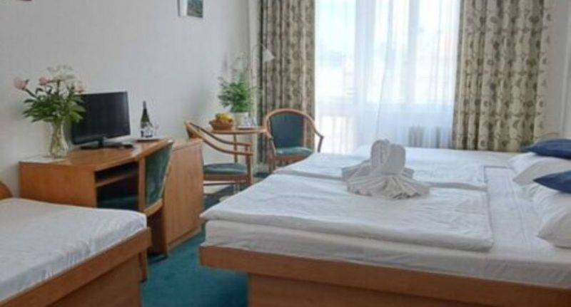 Economy Pokoj s koupelnou pro 3 os. - Hotel Legie Praha, foto 1