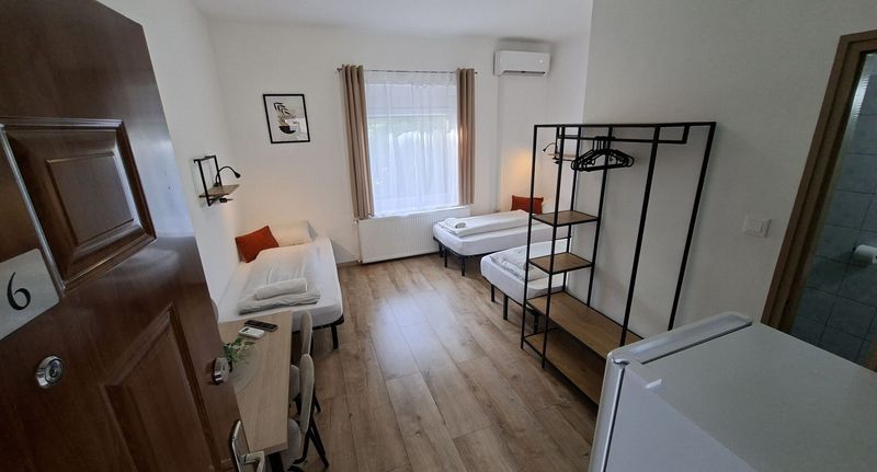 Standard Pokoj s klimatizací pro 3 os. - Lokomotiv Hostel Siófok, foto 1