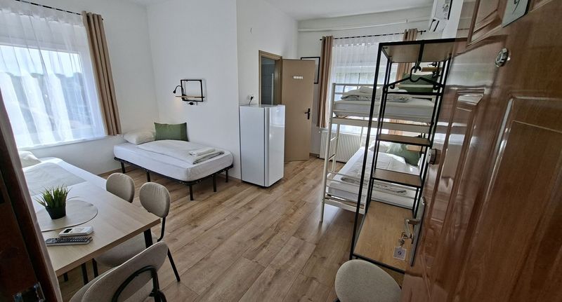 Standard Pokoj s klimatizací pro 4 os. - Lokomotiv Hostel Siófok, foto 1