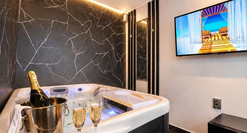Suita s koupelnou s manželskou postelí s 1 ložnicí na přízemí - Luxor - Jacuzzi Apartments Sibiu, foto 1