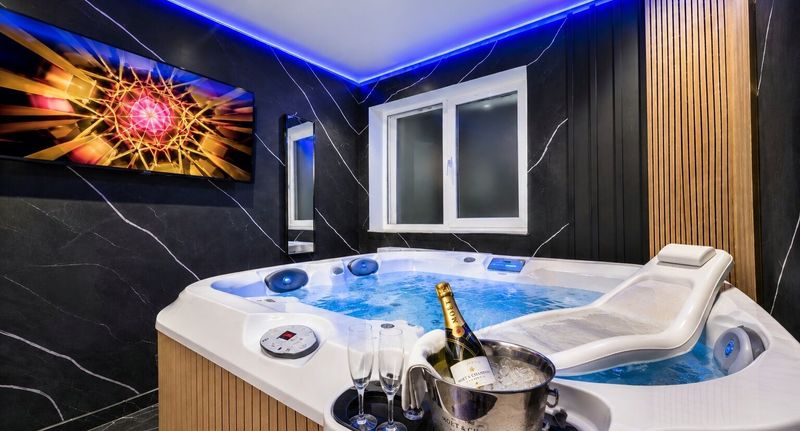 Suita s klimatizací pro 4 os. s 1 ložnicí na poschodí - Luxor - Jacuzzi Apartments Sibiu, foto 1