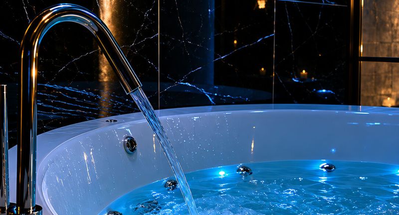 Pokoj s koupelnou s manželskou postelí na přízemí - Luxor - Jacuzzi Apartments Sibiu, foto 1