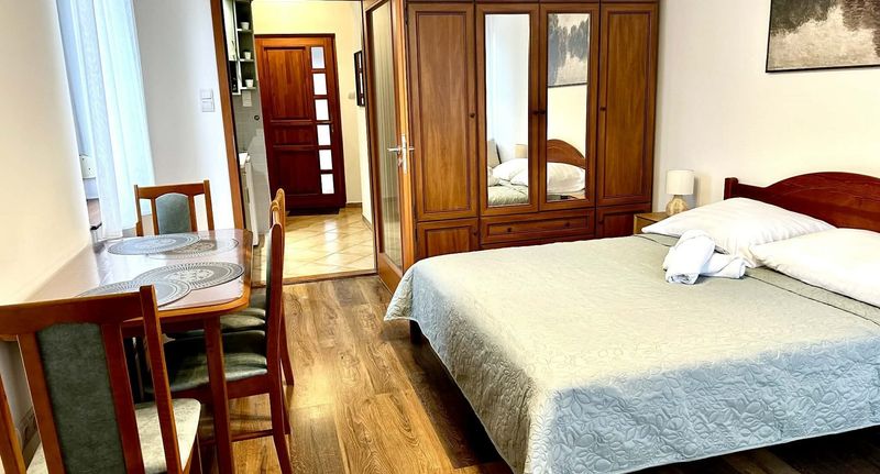 Superior Rodinný Apartman (jako celek) s manželskou postelí (s možností přistýlky) - Almafa Apartman Gyula, foto 1