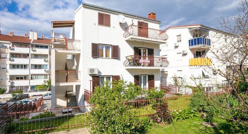 Apartman s klimatizací s terasou pro 4 os. se 2 ložnicemi A-25393-a - Apartments With Parking Space Solin, Split - 25393 Solin, foto 1