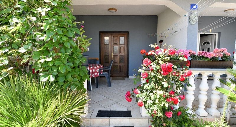 Apartman s klimatizací s terasou pro 5 os. se 2 ložnicemi A-25448-a - Apartments By The Sea Vir - 25448, foto 1