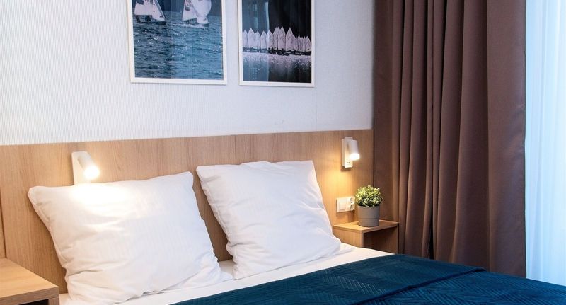 Pokoj s koupelnou s manželskou postelí přízemní - Marina Apartamenty ChKŻ Charzykowy, foto 1