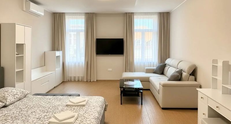 Deluxe Apartman pro 4 os. s 1 ložnicí na poschodí - HoldLux City Keyless 0–24 Apartmanok Sárvár, foto 1