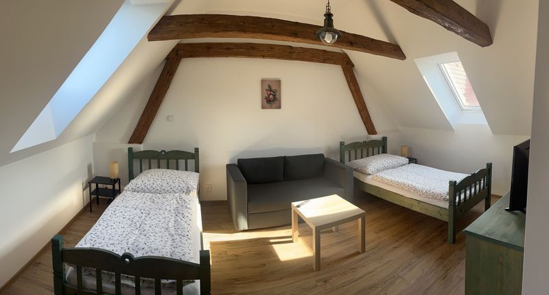 Apartman pro 2 os. s 1 ložnicí s výhledem do zahrady na poschodí - Statek Bezdědice Hostomice, foto 1