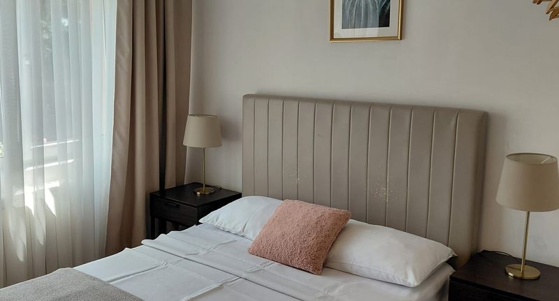 Pokoj s manželskou postelí s výhledem na město na poschodí - Camere de închiriat Smart Rooms București, foto 1