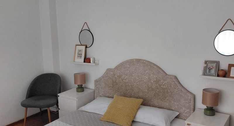 Pokoj s manželskou postelí s výhledem do dvora na poschodí - Camere de închiriat Smart Rooms București, foto 1