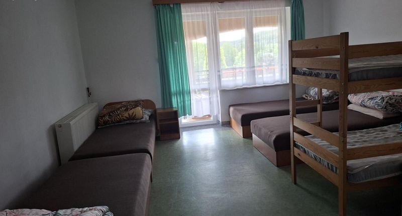 Pokoj pro 6 os. - Młodzieżowy Ośrodek Turystyczny Brama Bieszczad Olchowa, foto 1