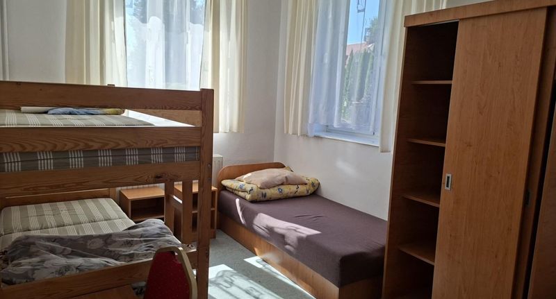 Pokoj bezbariérový pro 6 os. přízemní - Młodzieżowy Ośrodek Turystyczny Brama Bieszczad Olchowa, foto 1