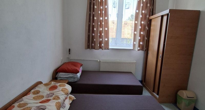 Pokoj bezbariérový pro 4 os. přízemní - Młodzieżowy Ośrodek Turystyczny Brama Bieszczad Olchowa, foto 5