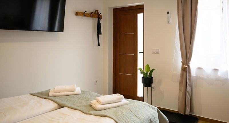 Classic Premium Pokoj s manželskou postelí - Rakomház Vendégház és Rendezvényterem Rakamaz, foto 1