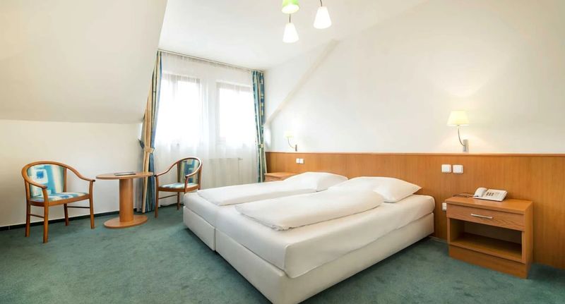 Pokoj se sprchou pro 1 os. - HOTEL DVOŘÁK České Budějovice, foto 1