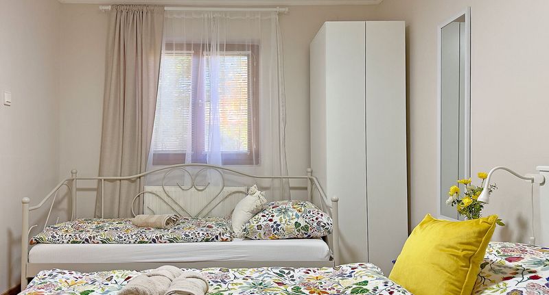 Rodinný Apartman pro 5 os. se 2 ložnicemi s výhledem do zahrady - Rigókert Apartmanok Eger, foto 1
