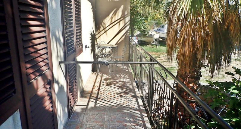 Apartman s terasou pro 3 os. s 1 ložnicí přízemní (s možností přistýlky) - Apartmani Rujno Starigrad, foto 1