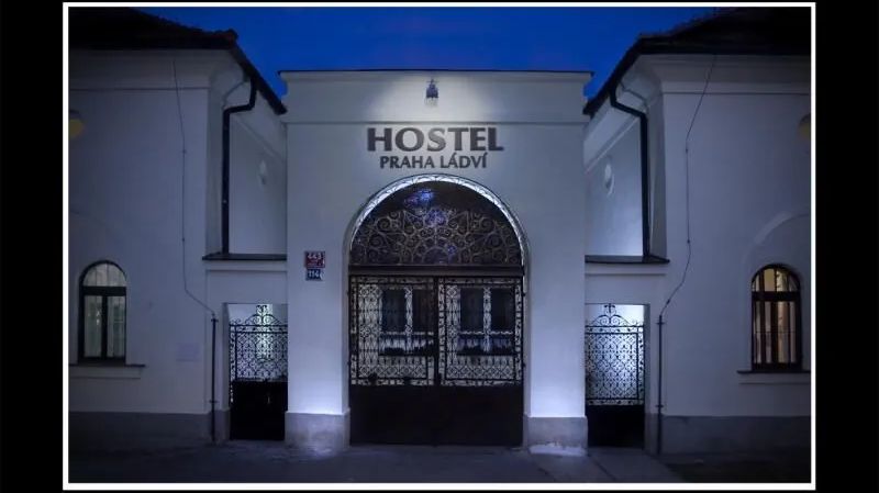 Hostel Praha Ládví - foto 1