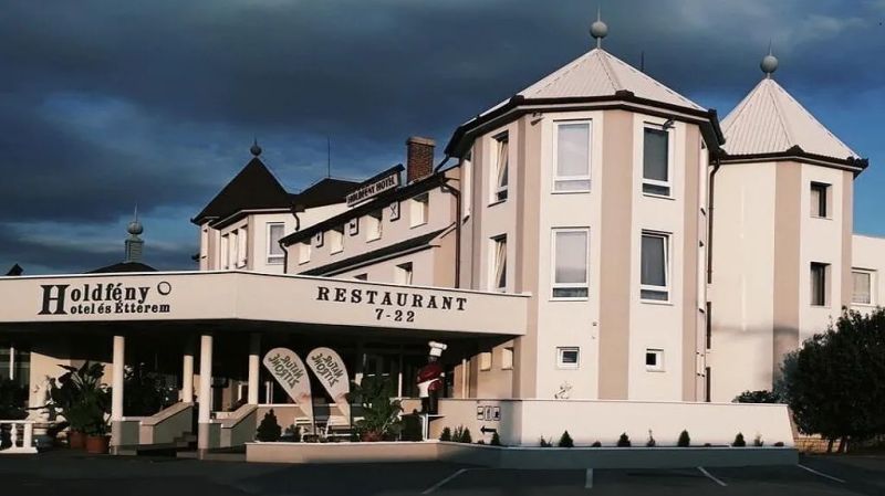 Holdfény Hotel Étterem Forró - foto 1