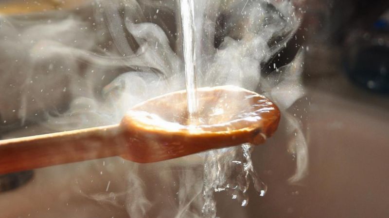Picie ciepłej wody na czczo wpływa dobrze na Twój organizm. Sprawdź, co dokładnie się zmienia
