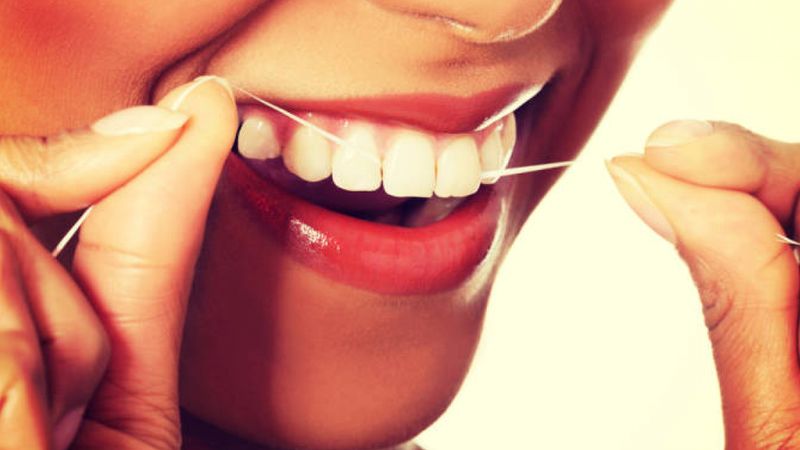Czy nić dentystyczna rzeczywiście pomaga? To nie takie oczywiste!