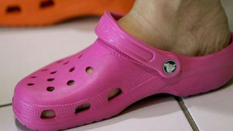 Wiele osób nosi te popularne buty, ale mało kto zdaje sobie sprawy z ich szkodliwości