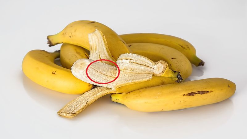Te irytujące żyłki na bananach nie znajdują się tam bez powodu. Pełnią bardzo ważną funkcję!