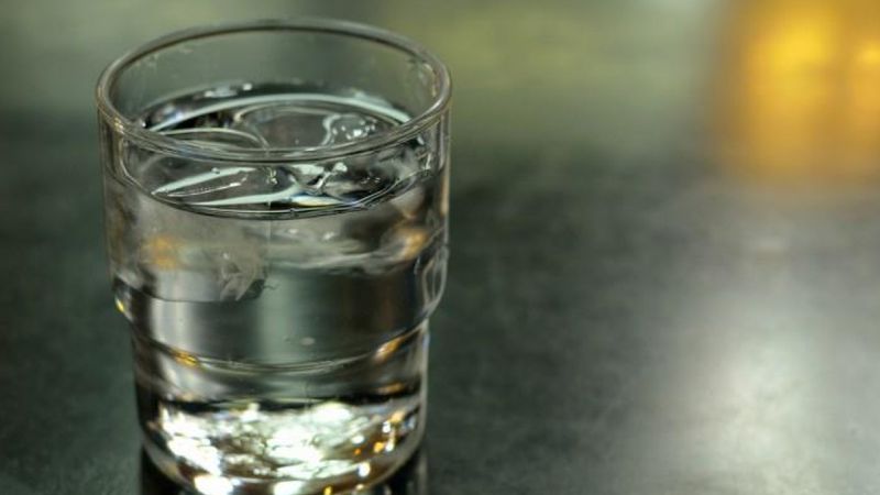 8 technik, dzięki którym zaczniesz pić większą ilość wody na co dzień. Wyjdzie Ci to na zdrowie.