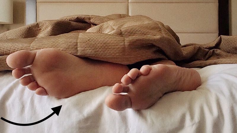 To właśnie z tego powodu zupełnie nieświadomie wysuwasz stopy spod kołdry podczas snu