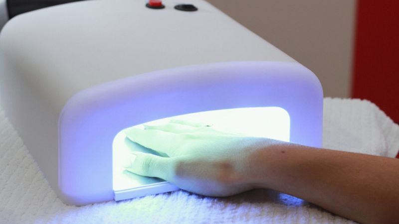 Korzystanie przez długi czas z lamp UV naraża na czerniaka. Piękne paznokcie nie są tego warte!