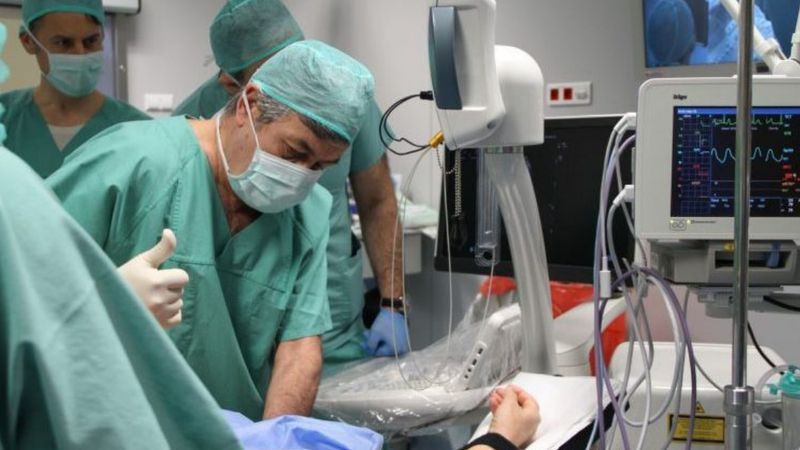 Polscy lekarze usunęli raka pożyczonym laserem od Włochów. U nas narazie go nie kupią