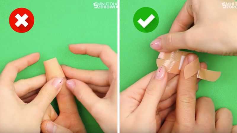 Jak nakleić plaster na palec 2