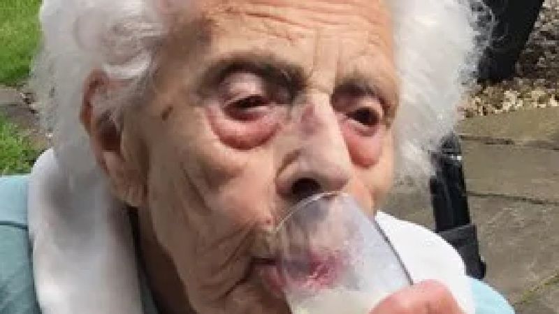 Ma 108 lat i nigdy nie odmawia szampana. Twierdzi, że to mu zawdzięcza długowieczność