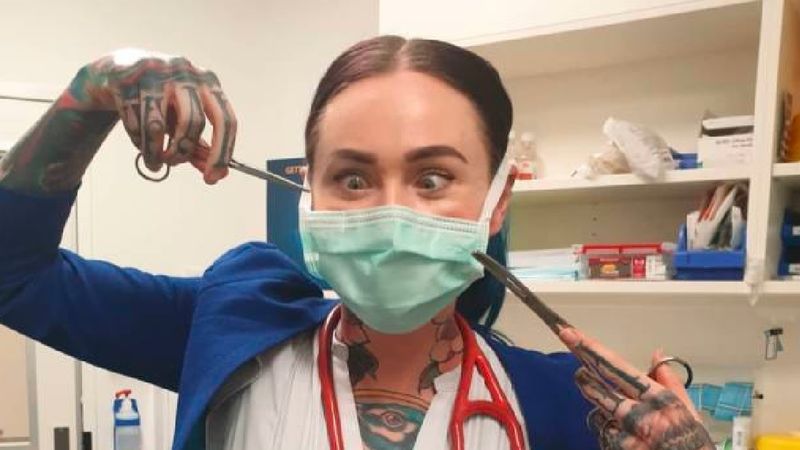 31-latka najbardziej wytatuowaną lekarką świata. Umówiłbyś się do niej na wizytę?