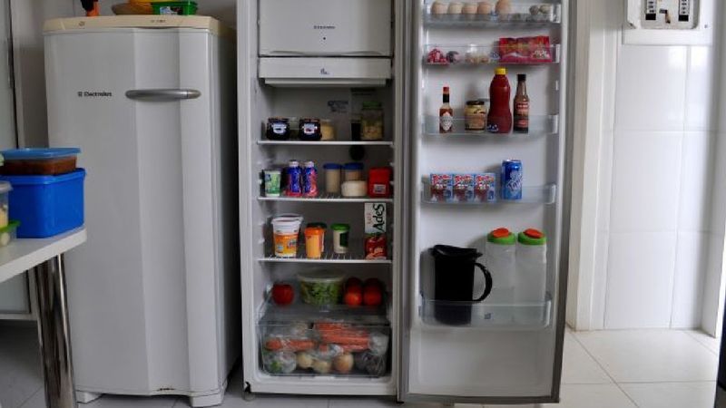 Wiele produktów, które trzymasz w lodówce, nie powinno się tam znaleźć. Tłumaczymy dlaczego