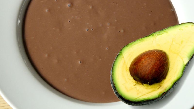 Zrób budyń czekoladowy z awokado. Przyspieszy Twój metabolizm i spowolni procesy starzenia