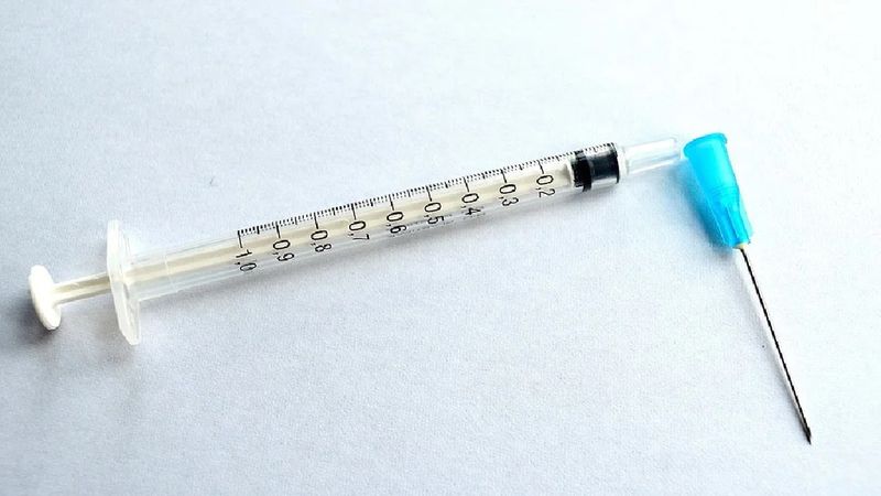 Brytyjczycy już zaczynają testować szczepionkę na koronawirusa na ludziach