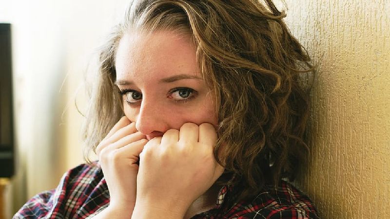 8 problemów, które rozumieją tylko kobiety zmagające się z wewnętrznym lękiem i niepokojem