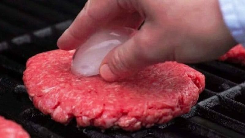 Położył kostkę lodu na mięsie na burgery. Dziś już wie, że było warto!