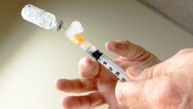 Ekspert ostrzega: „Bezwzględnie wszyscy powinniśmy zaszczepić się przeciw grypie”
