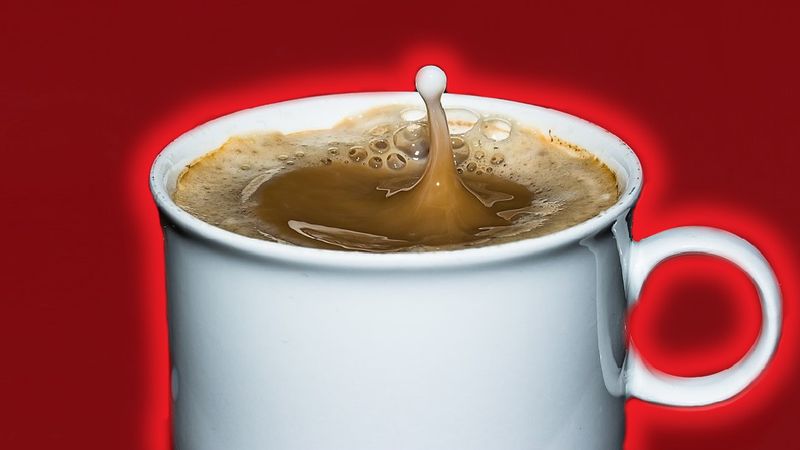 Pijesz kawę z mlekiem? Tracisz w ten sposób wiele z jej prozdrowotnych właściwości