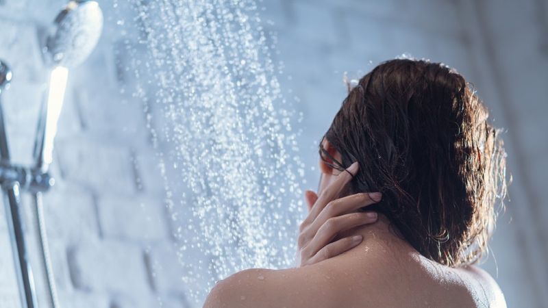 Dermatolog zdradza, jak często powinniśmy brać prysznic. Zwraca uwagę na trzy czynniki