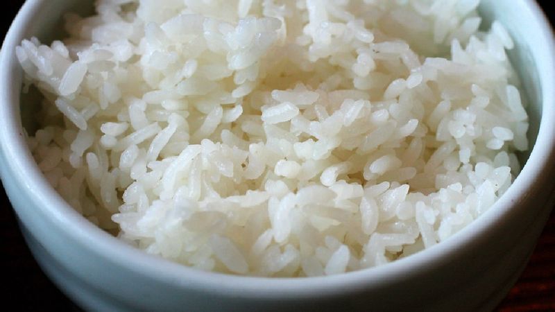„Po zjedzeniu ryżu czuje się senny”. To nie przypadek. Dietetyk zdradza, dlaczego tak się dzieje