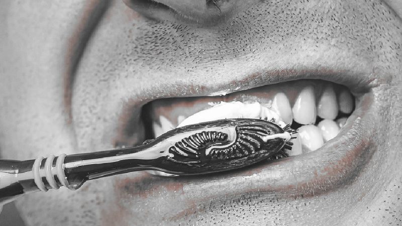 Za rzadko i za szybko myjemy zęby, co przekłada się na ich stan. Dlaczego to takie ważne?